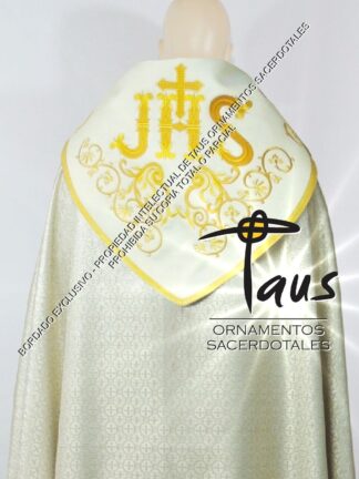 Capa pluvial con estolones bordados