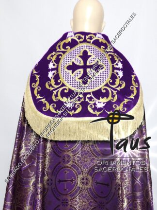 Capa pluvial morada con bordados