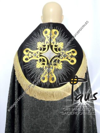 Capa pluvial en tela liviana con bordados