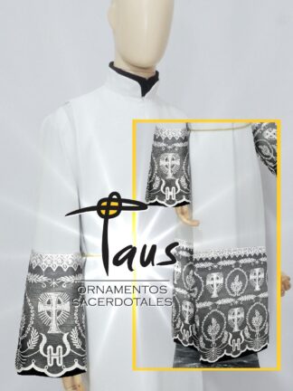 Alba con encaje litúrgico