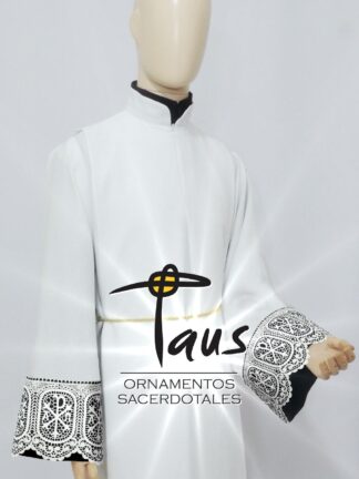 Alba con encaje litúrgico