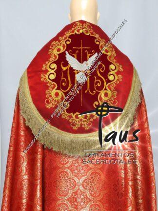 Capa pluvial roja con estolones bordados