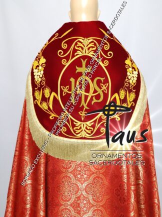 Capa pluvial roja con estolones bordados