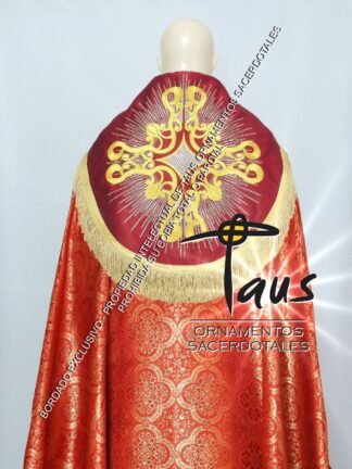 Capa pluvial roja con estolones bordados