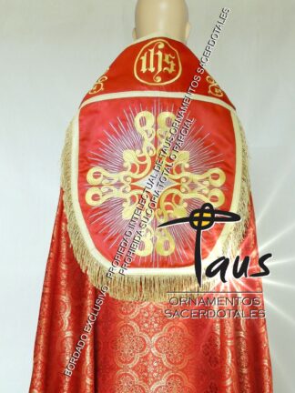 Capa pluvial roja estilo romano con bordados